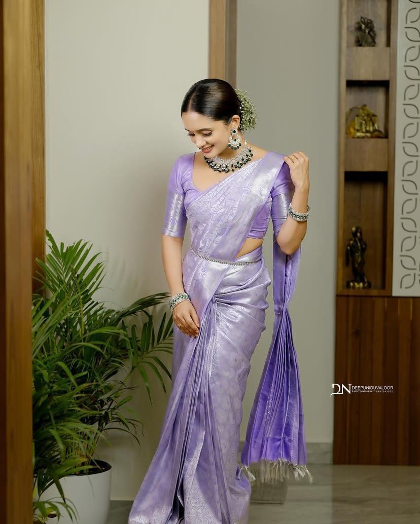 Women's Silk Blend Banarasi Jacquard Saree with Unstitched Blouse Piece