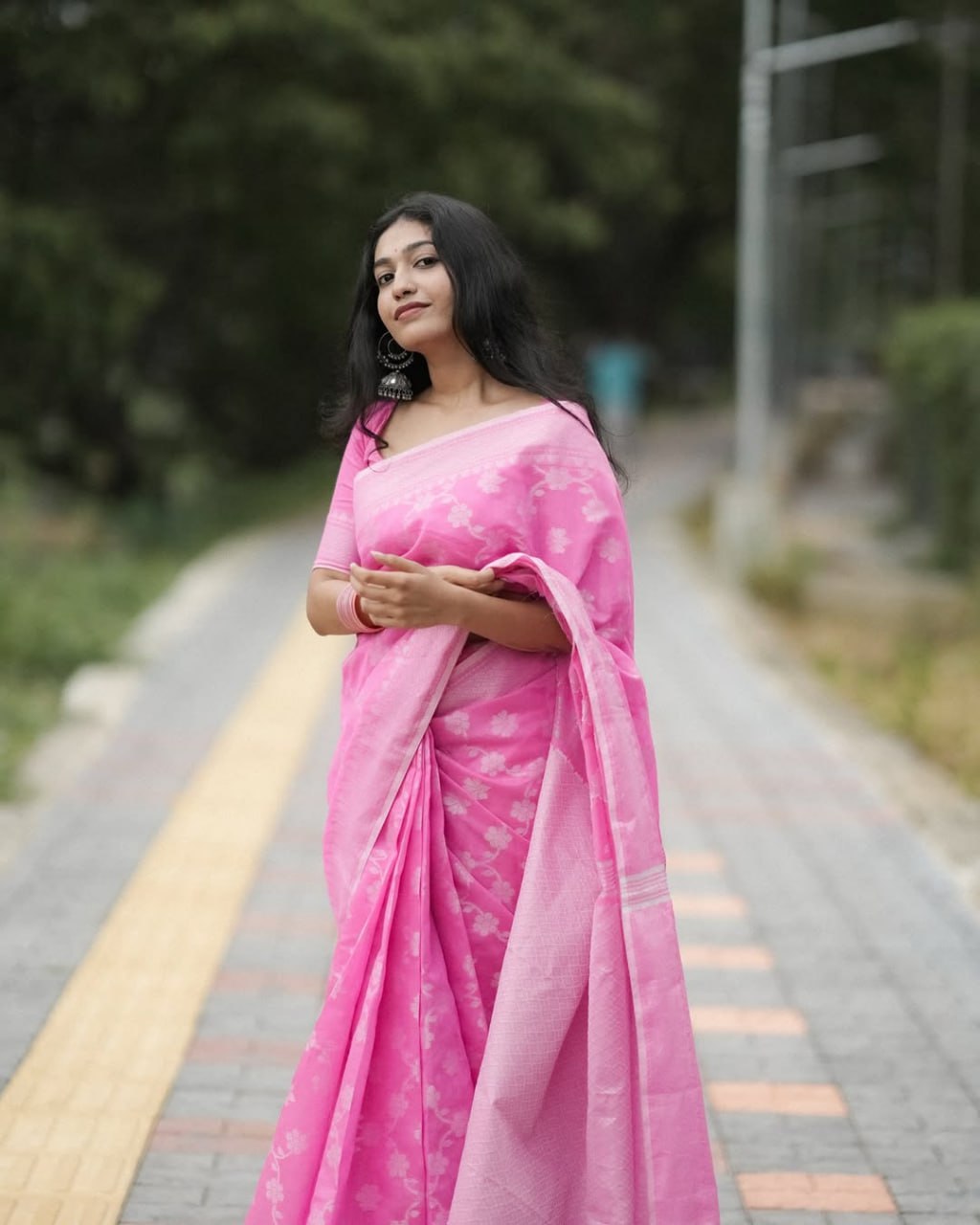 Floral Woven Design Zari Pure Banarasi Soft Silk Saree Festive & Wedding with Elegant Zari Border and Matching Blouse Piece