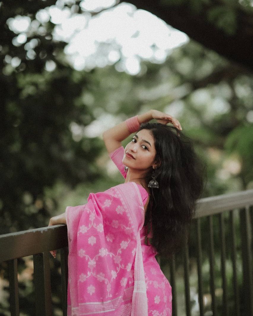Floral Woven Design Zari Pure Banarasi Soft Silk Saree Festive & Wedding with Elegant Zari Border and Matching Blouse Piece
